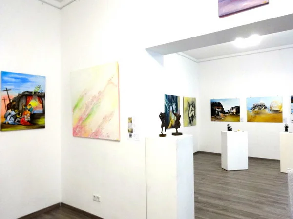 Gruppenausstellung 'Von der Flüchtigkeit des Glücks im Leben' - Achtzig Galerie 8